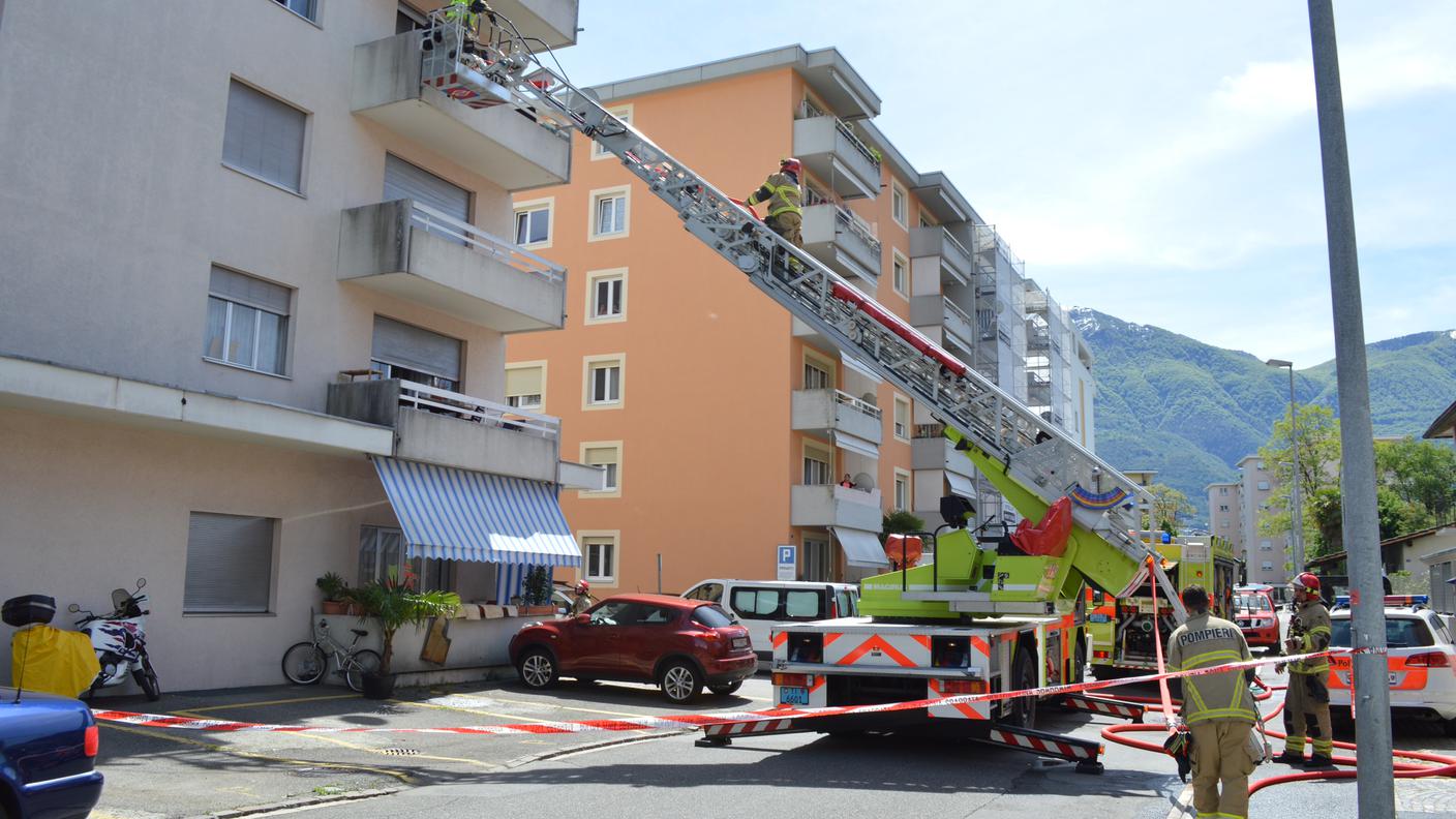 L'intervento dei pompieri di Locarno per l'incendio in via Varesi 