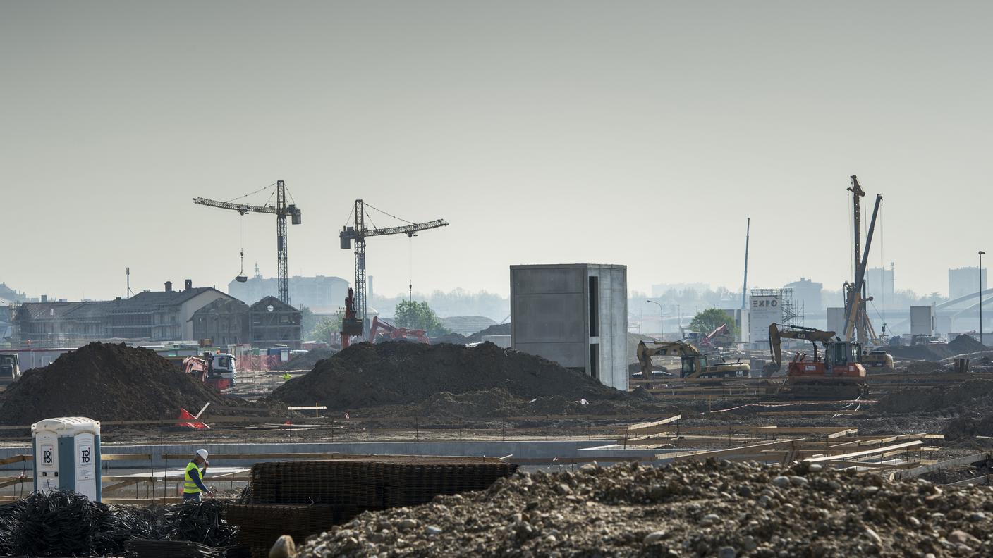 Uno scorcio dei cantieri in atto per Expo 2015 a Milano