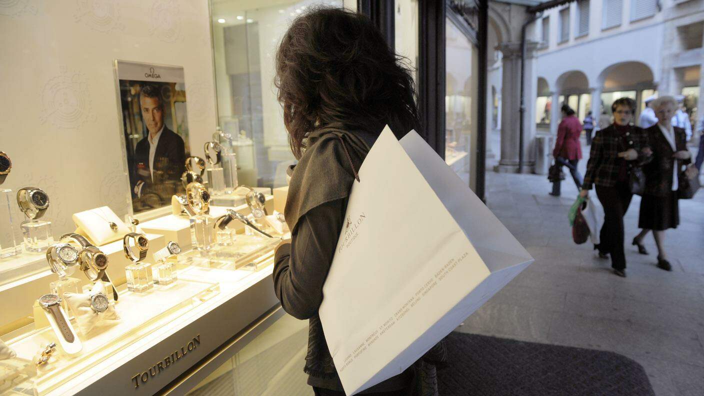 Una giovane davanti a una boutique di lusso a Lugano