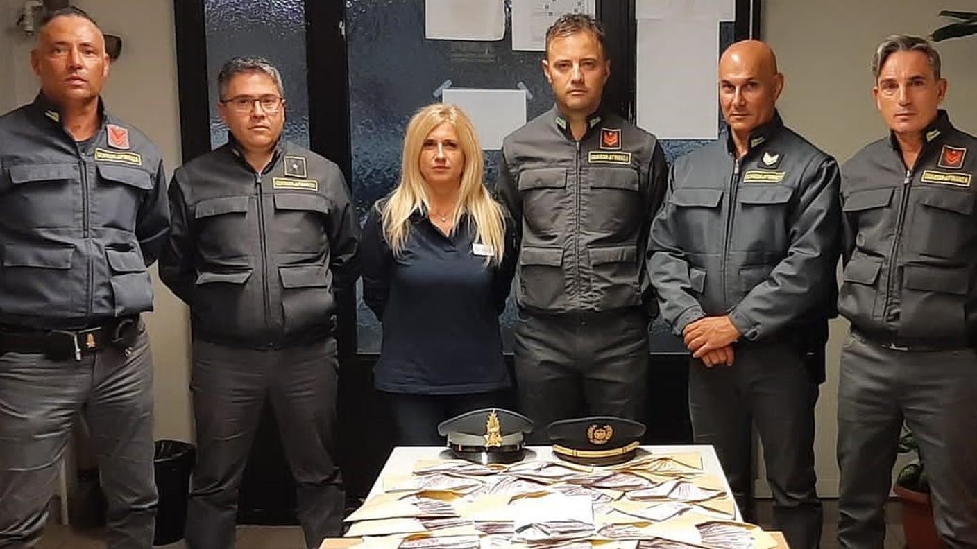 Il Gruppo di Ponte Chiasso con la valuta sequestrata