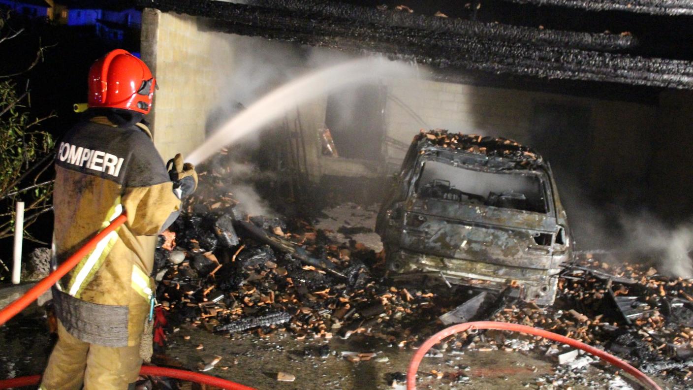 Garage in fiamme