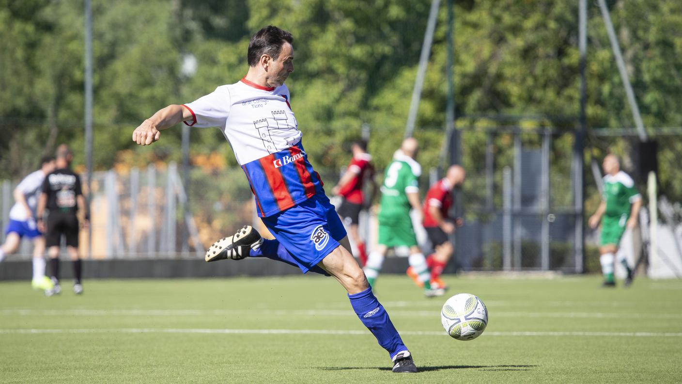 Raffaele De Rosa in versione calciatore, con la maglia della squadra del Gran Consiglio ticinese