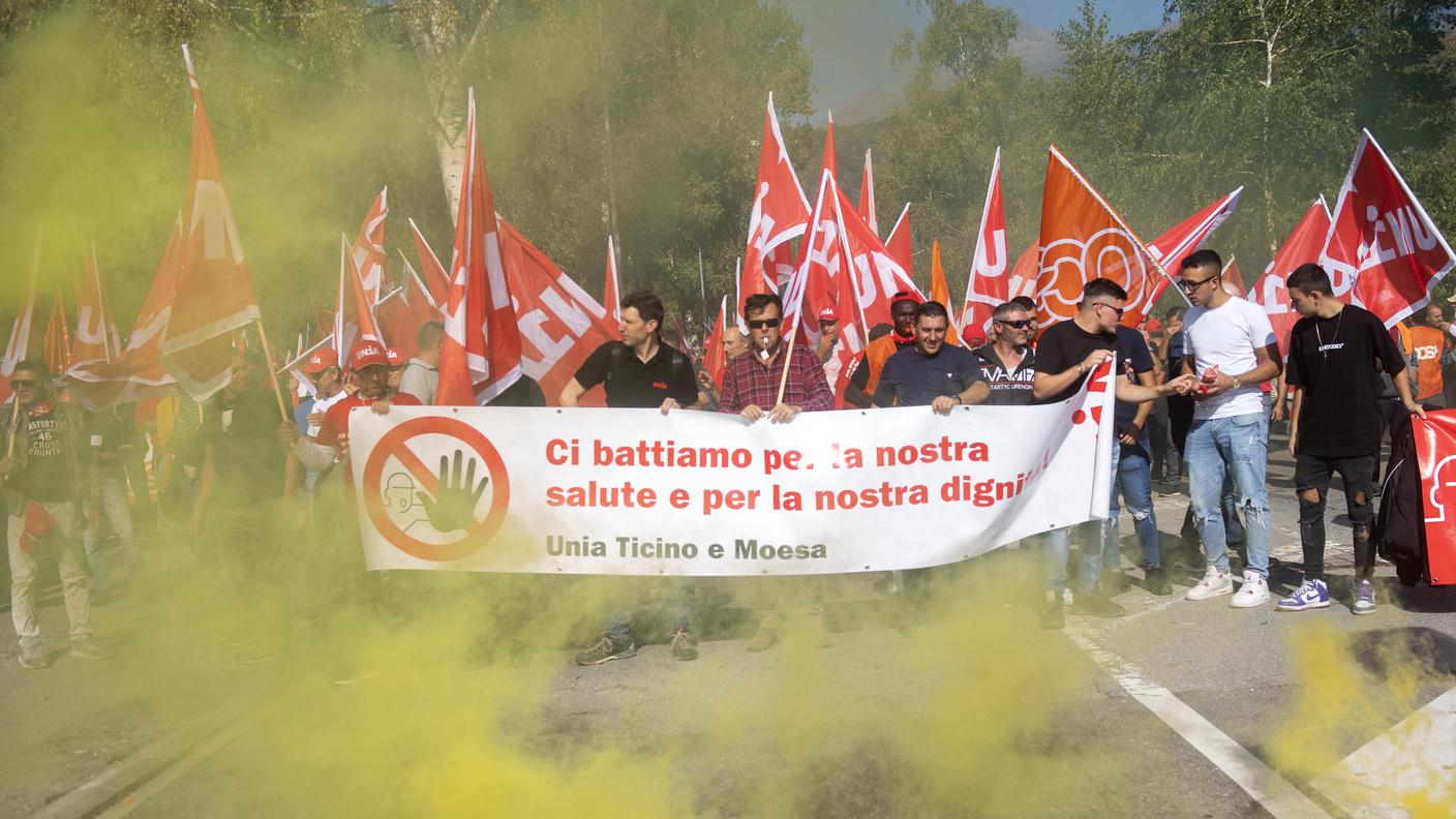 Circa 2'000 lavoratori del settore edile sono scesi in piazza a Bellinzona