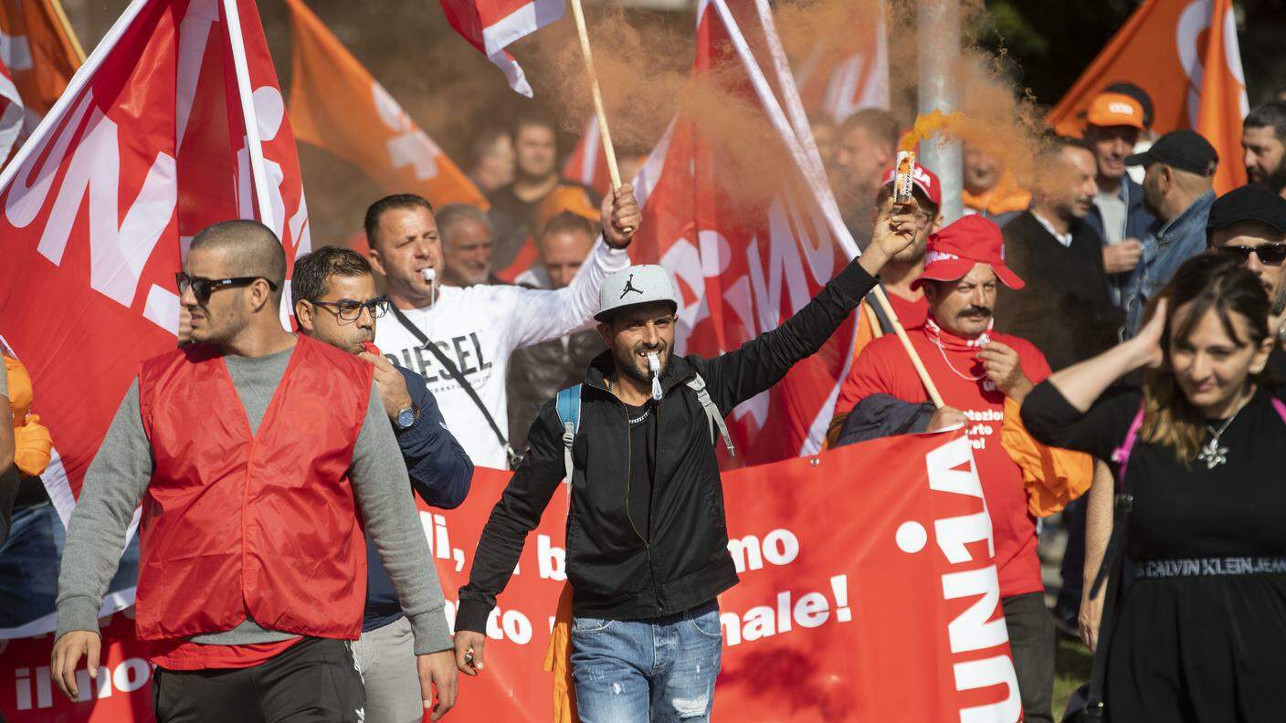 Circa 2'000 lavoratori del settore edile sono scesi in piazza a Bellinzona