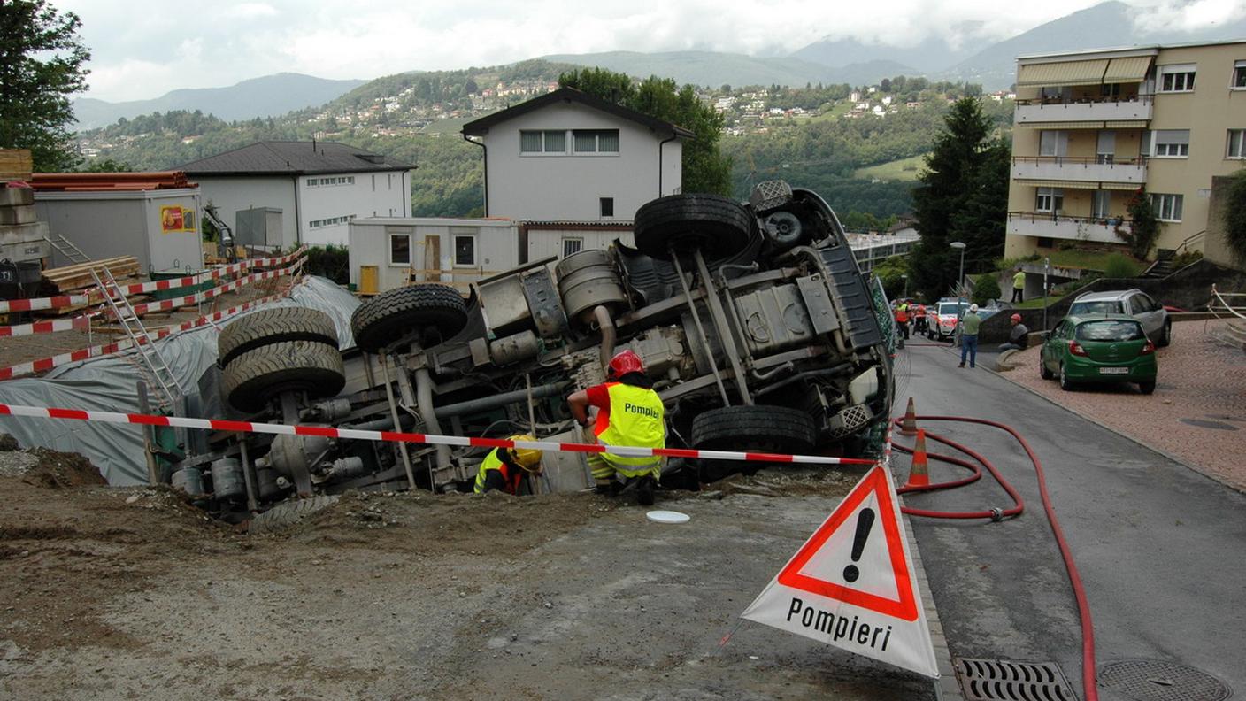 Camion nel fosso a Pregassona