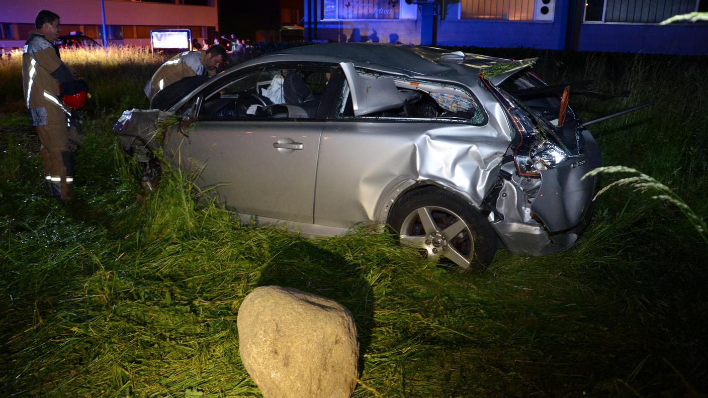L'auto fuoriuscita dalla rotonda 