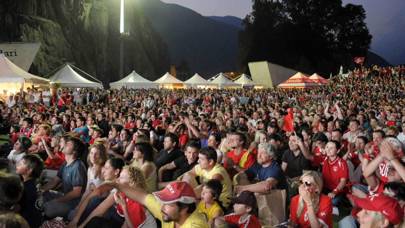 I tifosi in piazza del Sole a Bellinzona per i Mondiali 2010