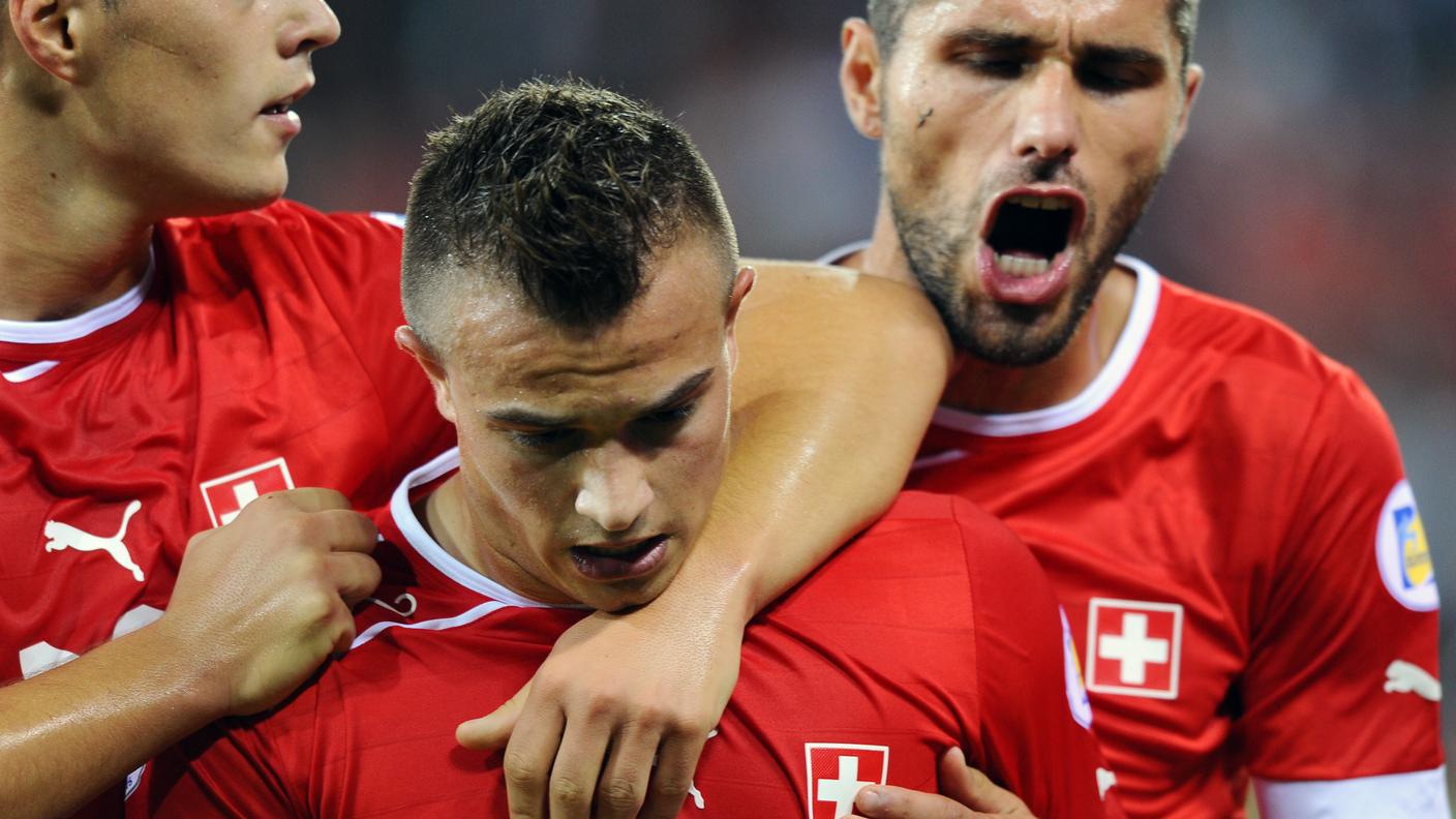 Xherdan Shaqiri tra Granit Xhaka e Valon Behrami