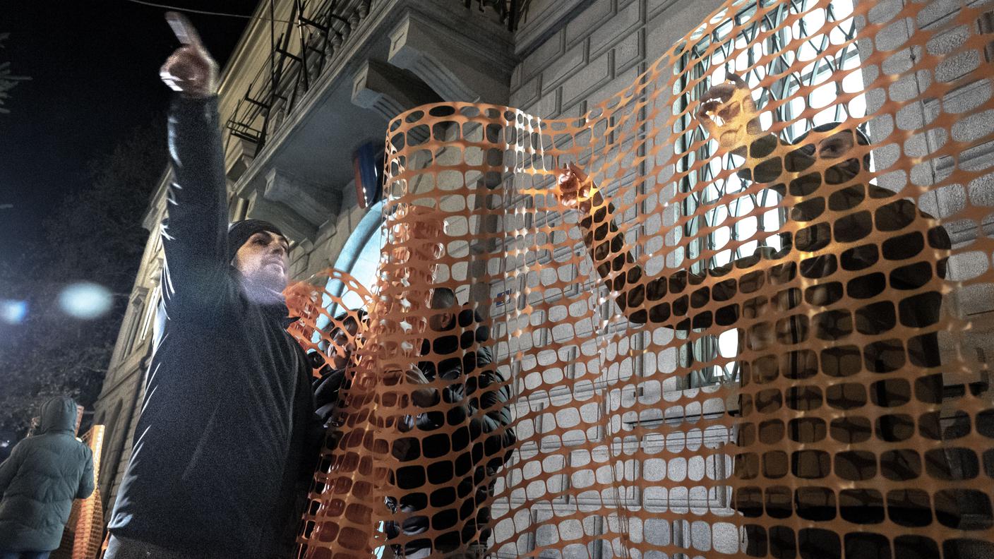 La transenna di plastica collocata simbolicamente dai manifestanti intorno a Palazzo delle Orsoline