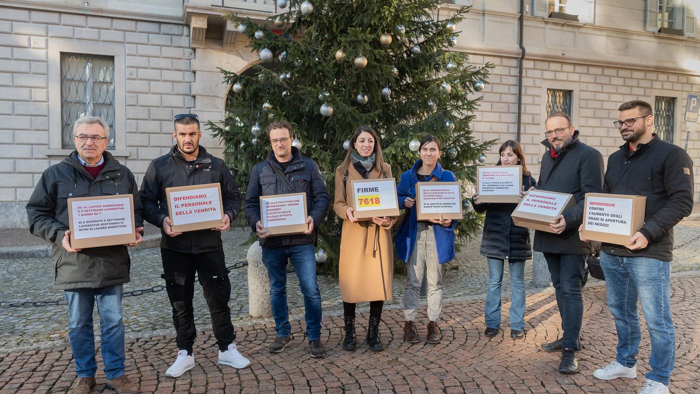 La consegna in Cancelleria a Bellinzona
