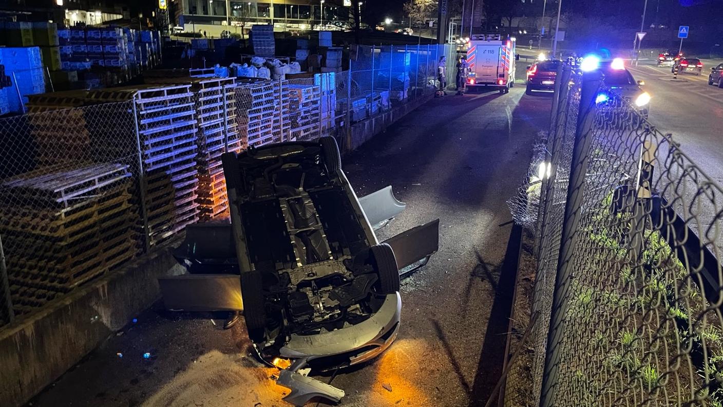 L'incidente a ridosso della rotonda di Bioggio