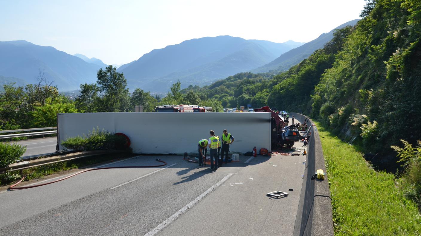 Tir si ribalta sul Ceneri, le immagini