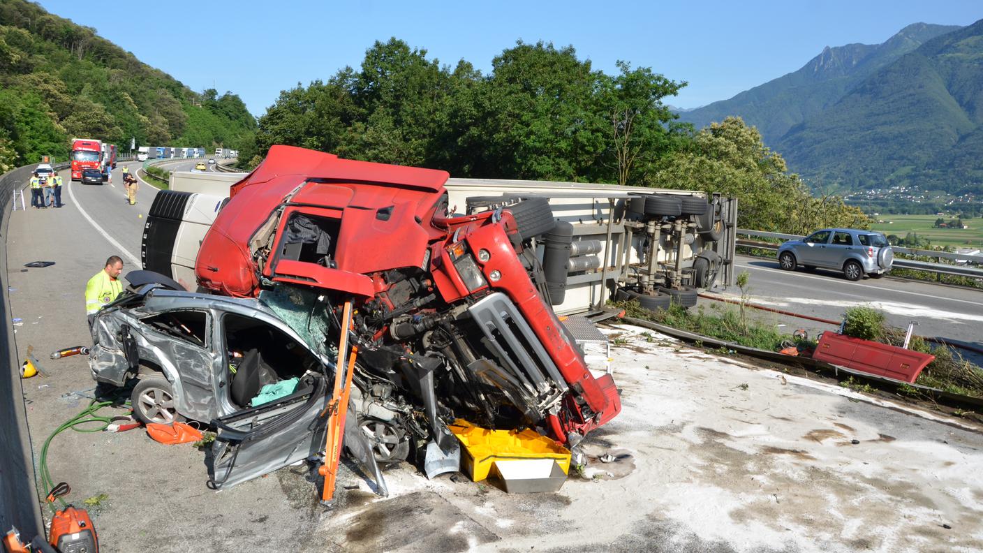 Tir si ribalta sul Ceneri, le immagini