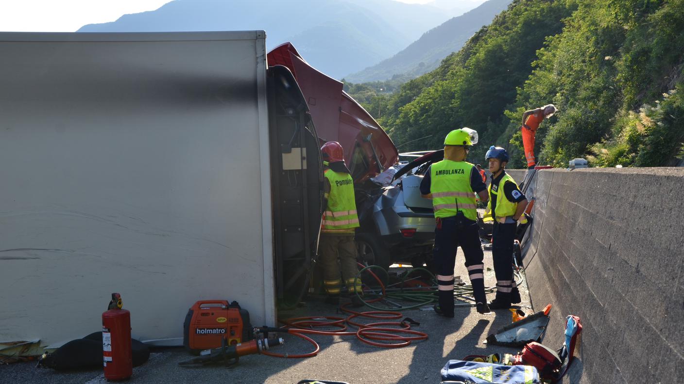 Tir si ribalta sul Ceneri, le immagini