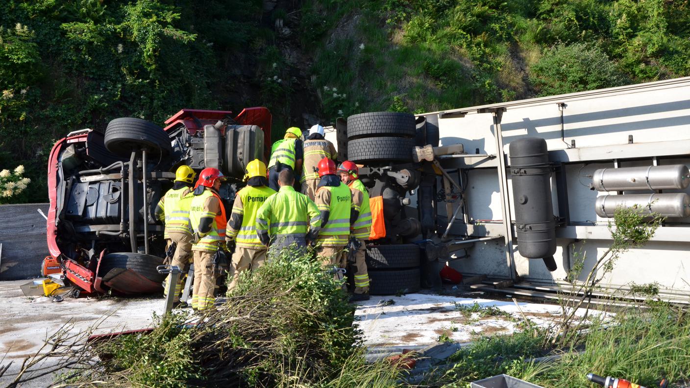 Tir si ribalta sul Ceneri, le immagini