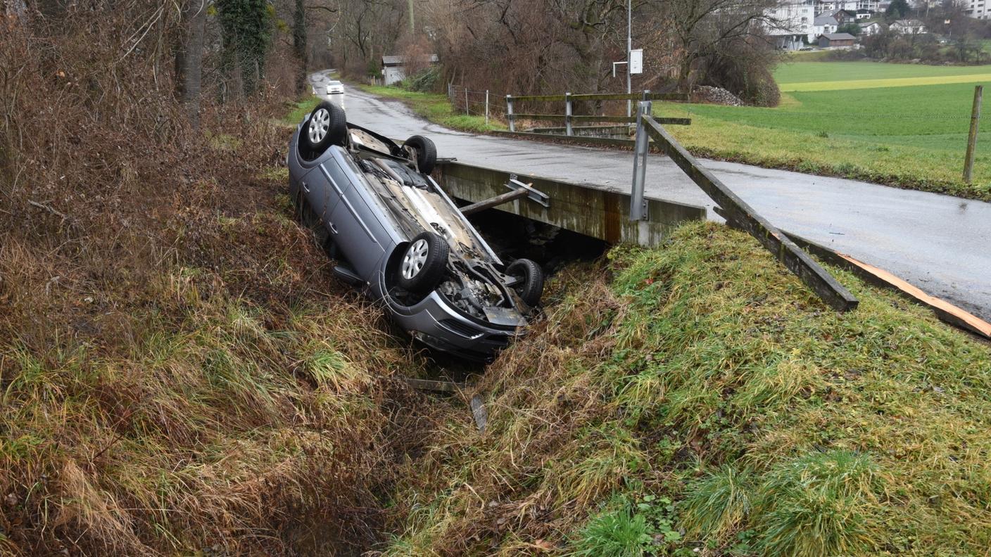 La vettura rovesciatasi in un torrente a Zizers dopo l'impatto con la barriera di un ponte