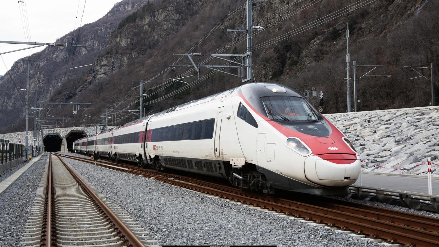 Un ETR610 all'uscita del tunnel di base del San Gottardo