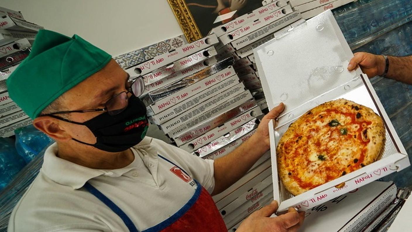La pizza napolenata: morbida e con il bordo a cornicione