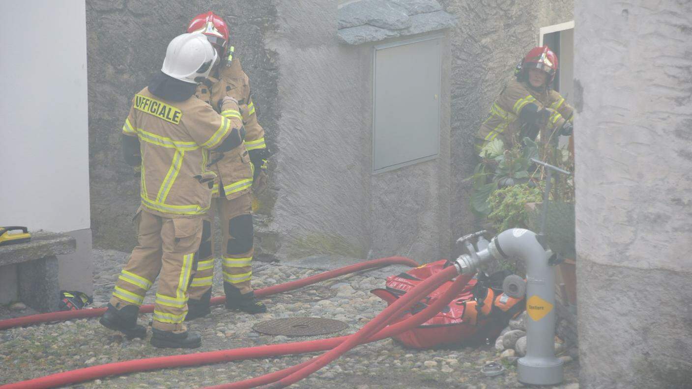 I pompieri intervenuti martedì mattina per domare l'incendio di Avegno 
