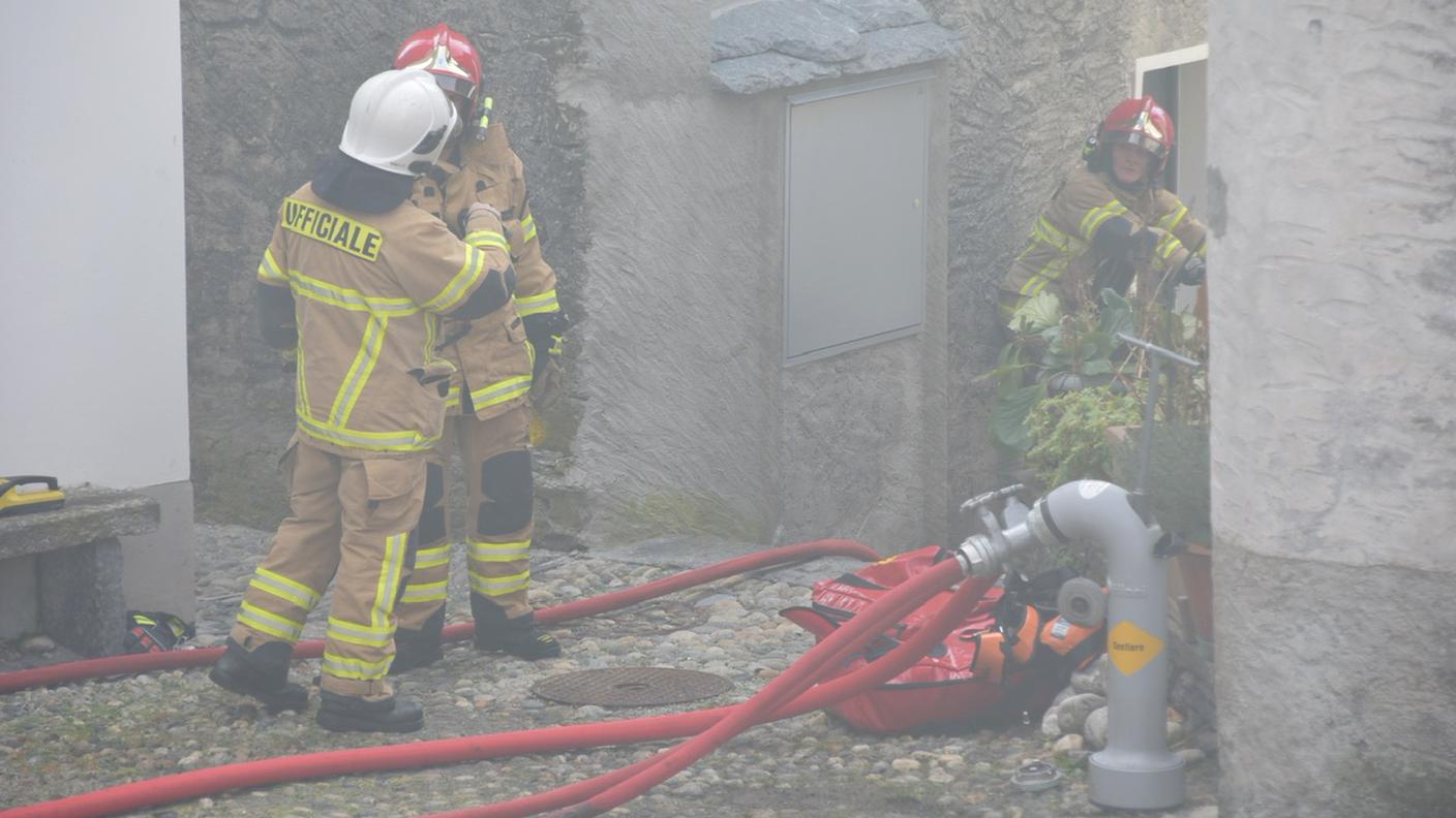 I pompieri intervenuti martedì mattina per domare l'incendio di Avegno 