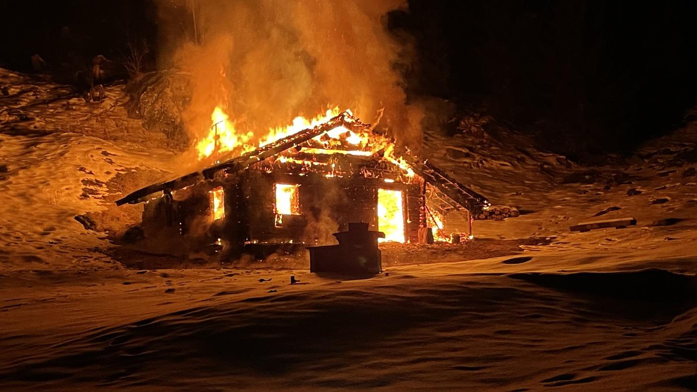 L'incendio, che ha completamente distrutto la costruzione, è stato spento verso le 04.30