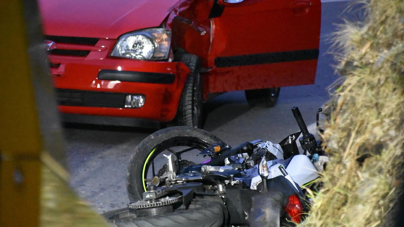 Scontro frontale tra un'auto e una moto