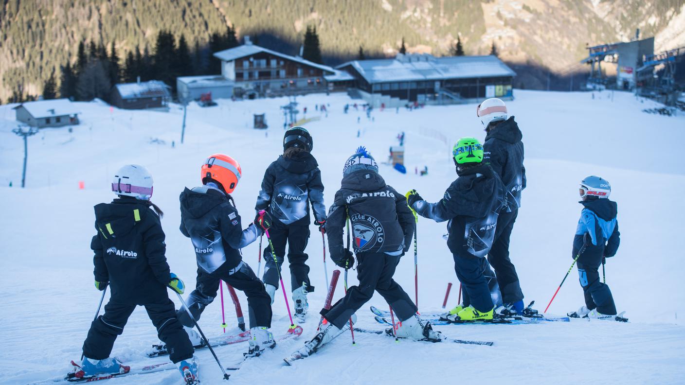 Giovani sciatori nel comprensorio di Airolo-Pesciüm