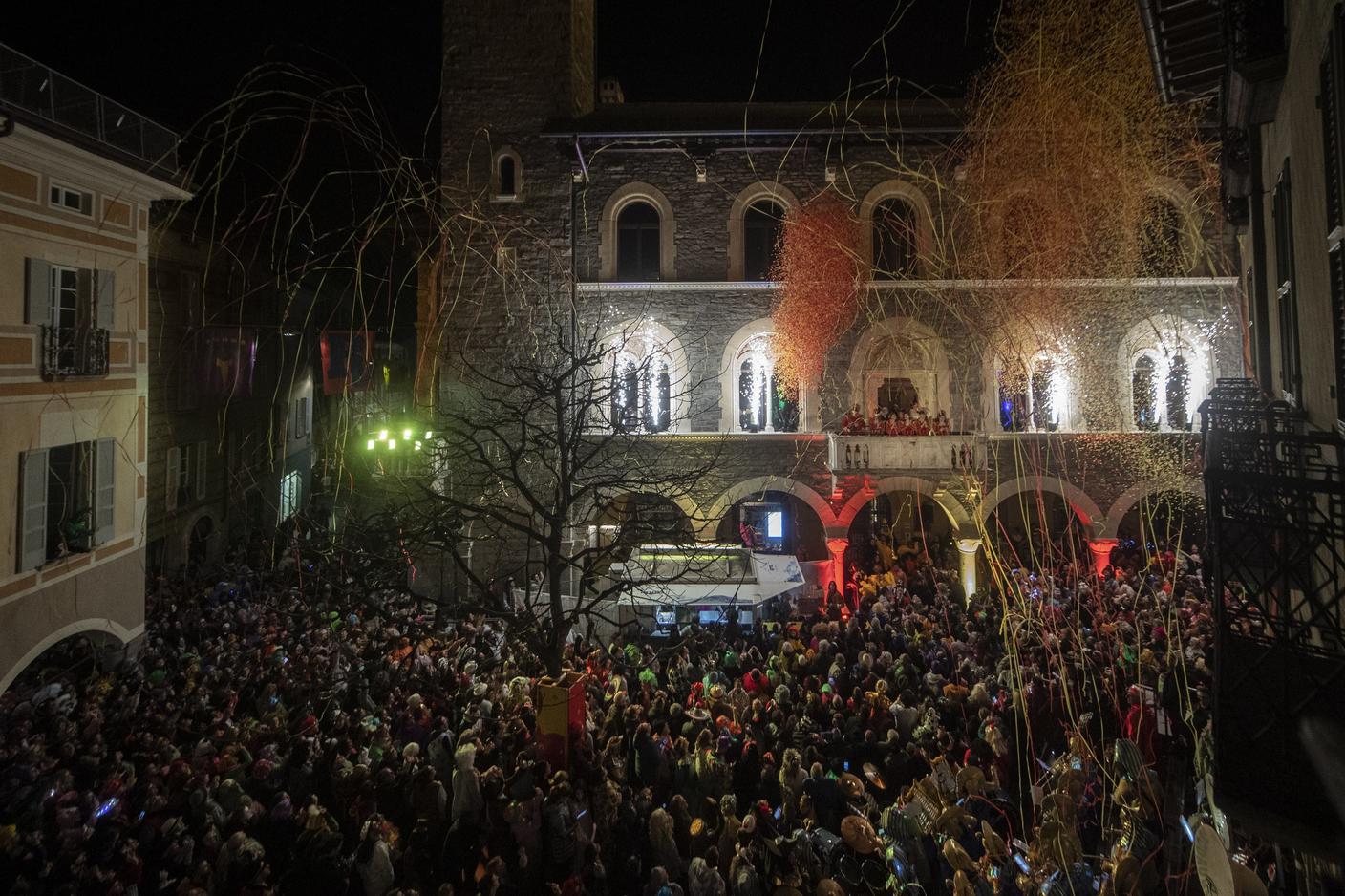 Il pubblico delle grandi occasioni in Piazza Nosetto