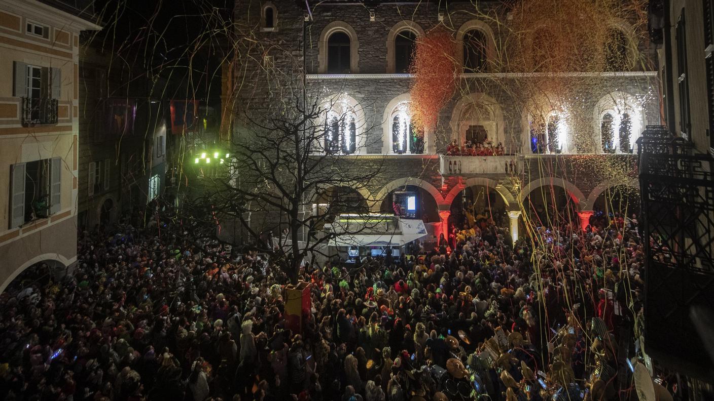 Il pubblico delle grandi occasioni in Piazza Nosetto