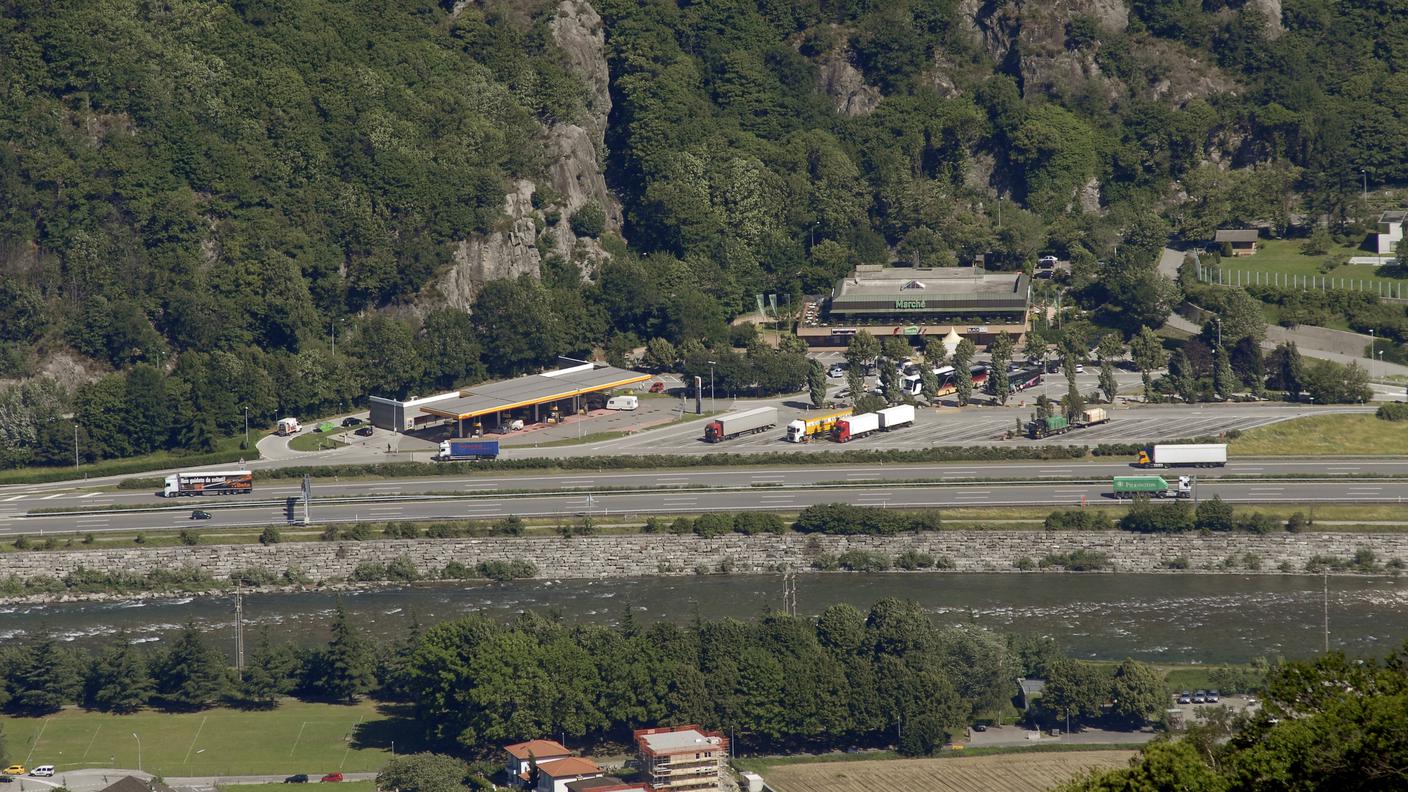 Sullo sfondo l'area di servizio autostradale sulla A2 di Bellinzona Nord.