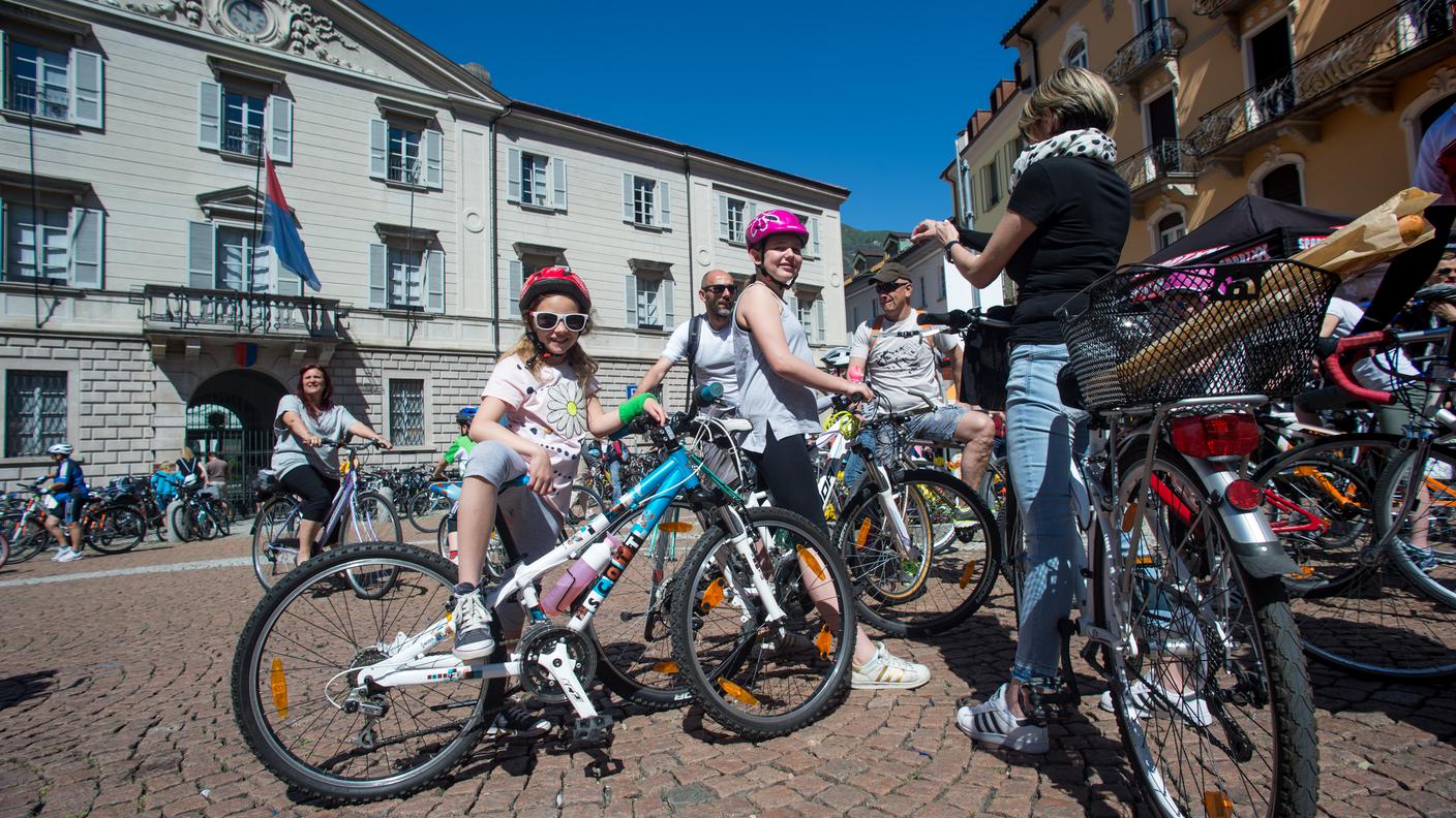Giovani in bicicletta in Piazza Governo a Bellinzona