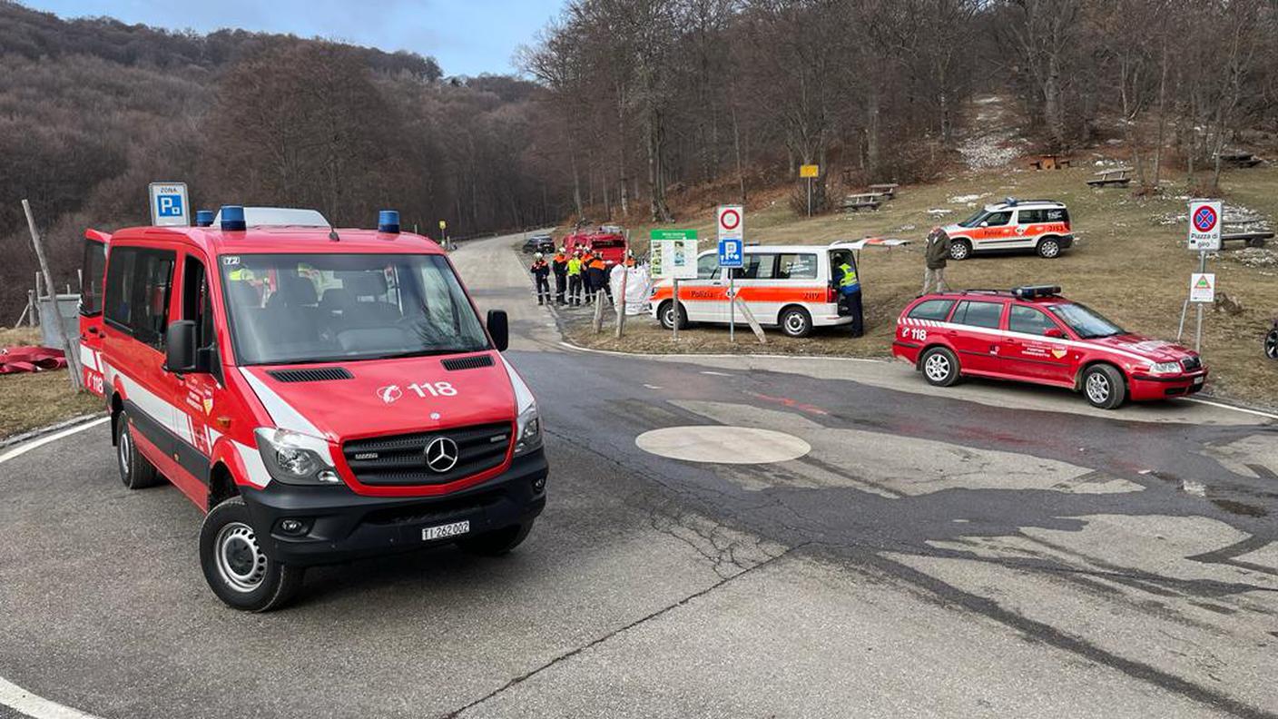 Una trentina di pompieri sono impegnati nelle operazioni di spegnimento