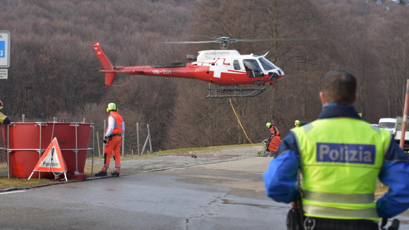 L'elicottero continuerà anche sabato a scaricare acqua