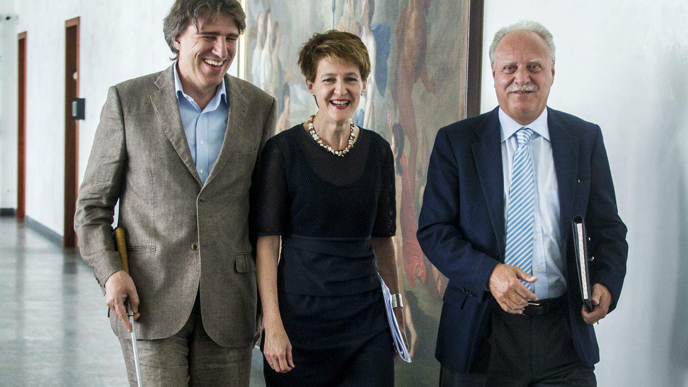 Simonetta Sommaruga accolta al Palazzo delle Orsoline dal consigliere di Stato Manuele Bertoli e dal cancelliere Giampiero Gianella