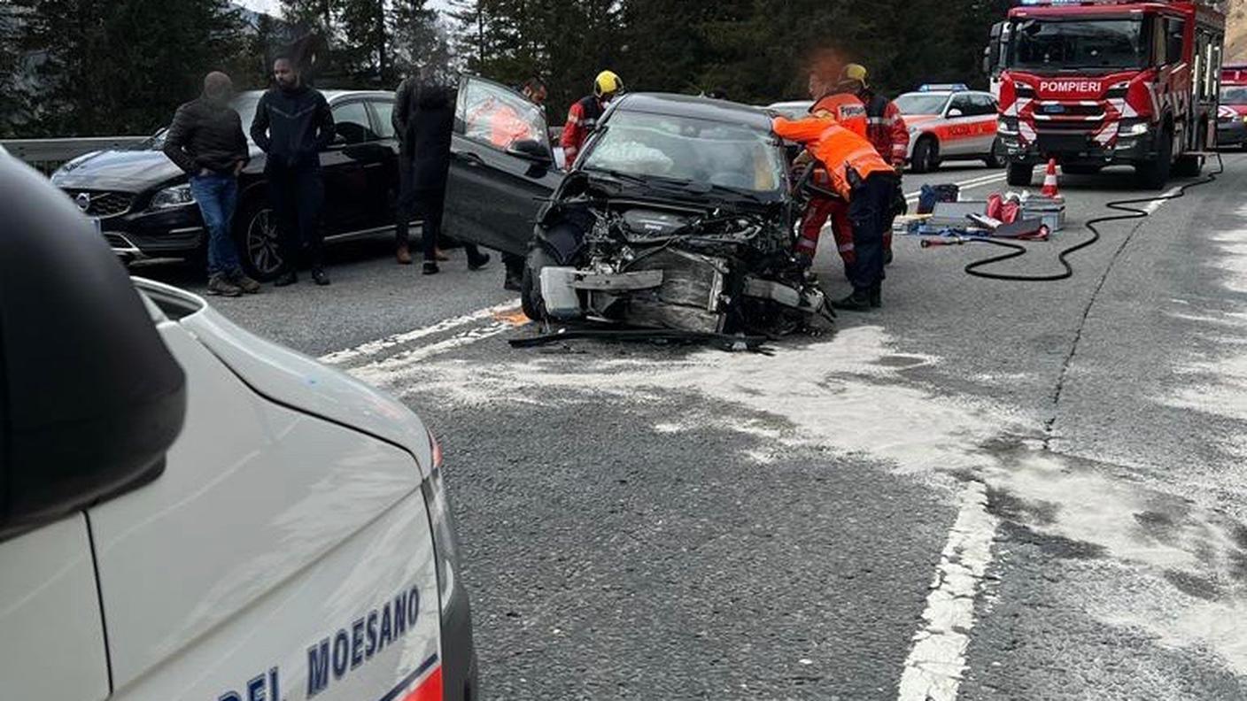 Pompieri e soccorritori sul luogo dell'incidente