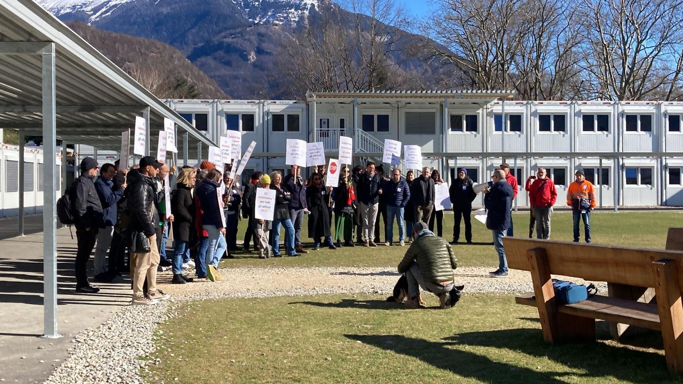 Riuniti all'esterno della sede scolastica