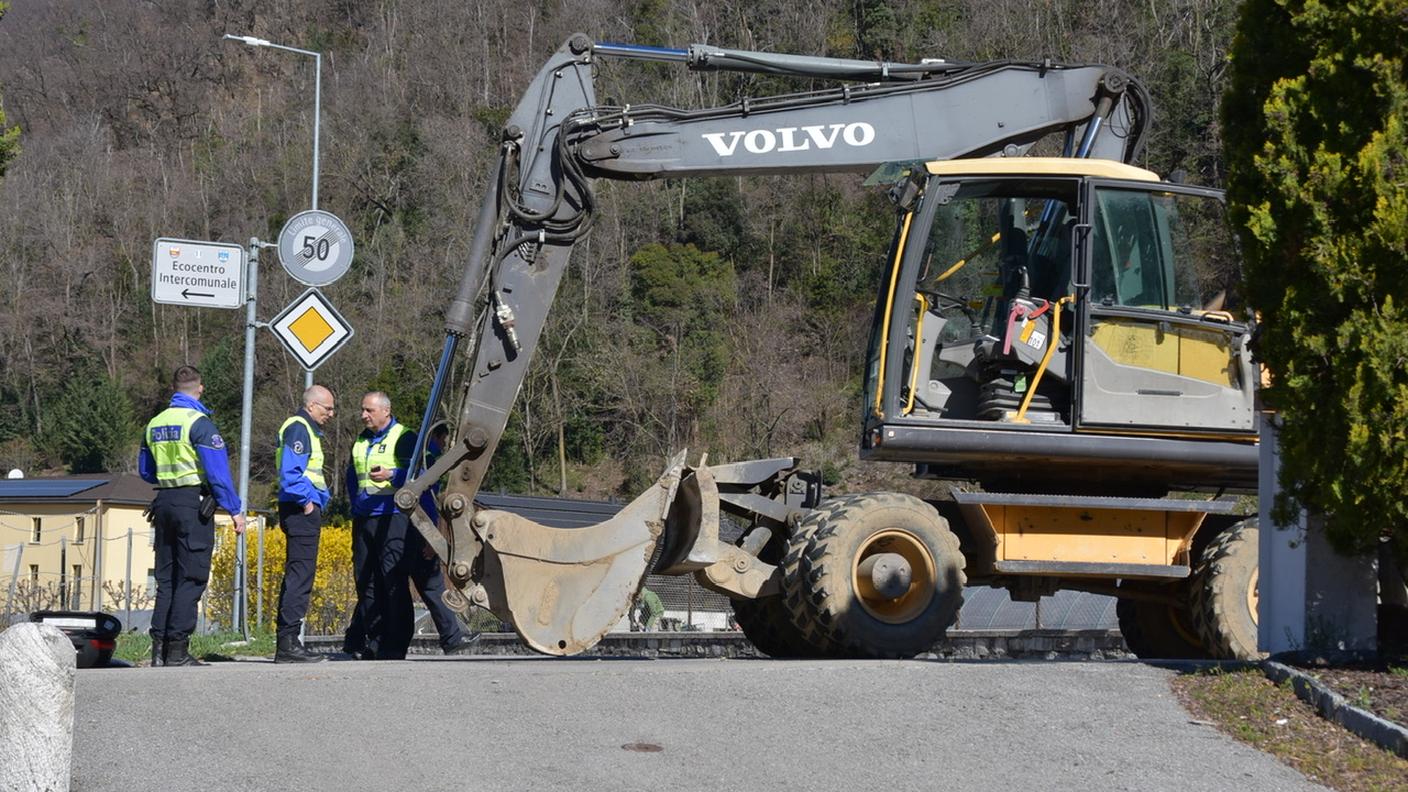 La moto è entrata in collisione con un escavatore