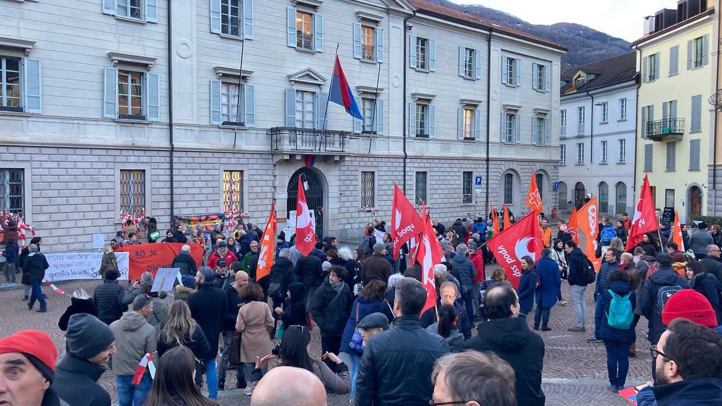 I manifestanti in Piazza Governo a Bellinzona