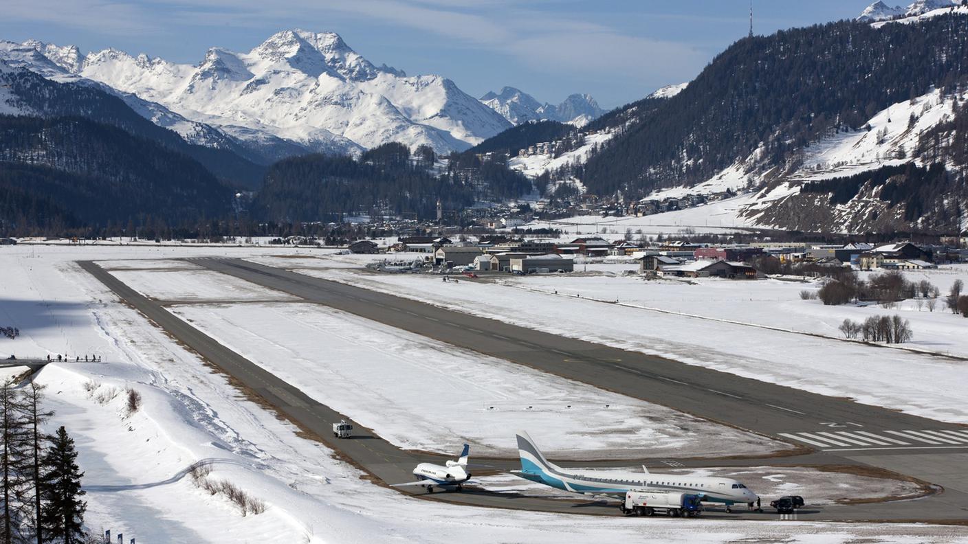 I pannelli saranno installati tra la pista dell'aeroporto e il fiume