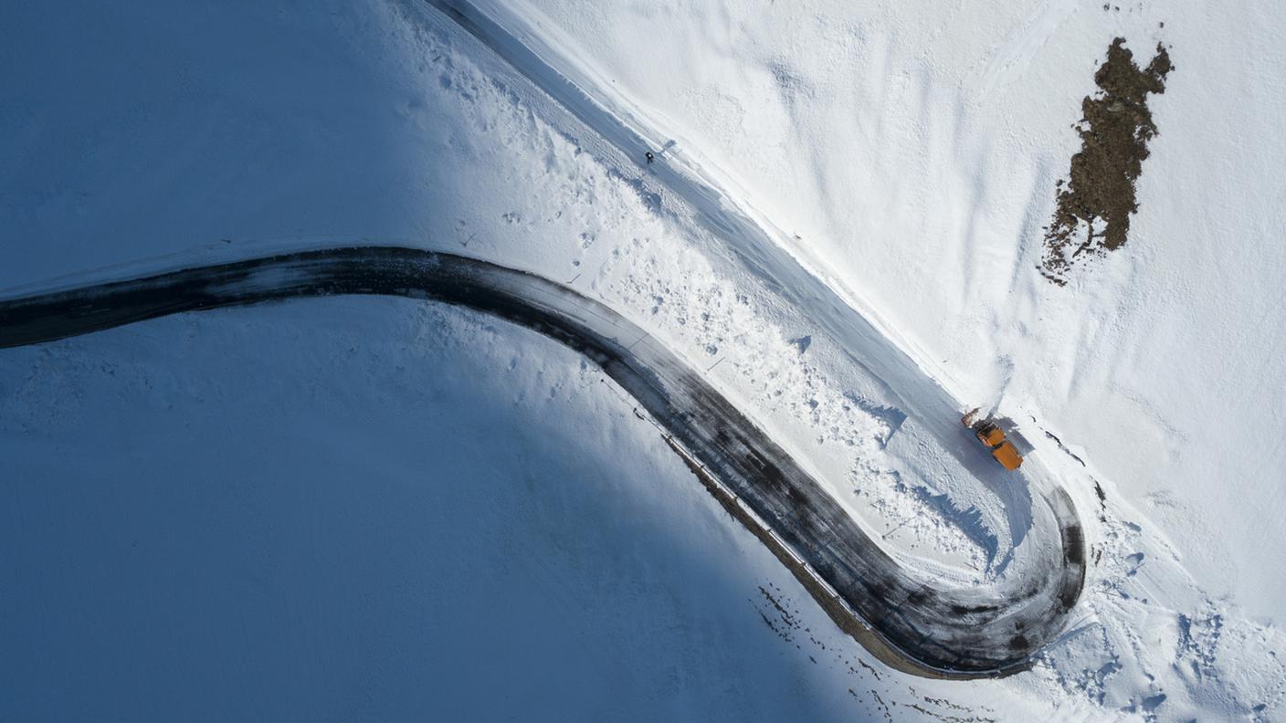 La strada del Passo dello Spluga al termine della stagione invernale