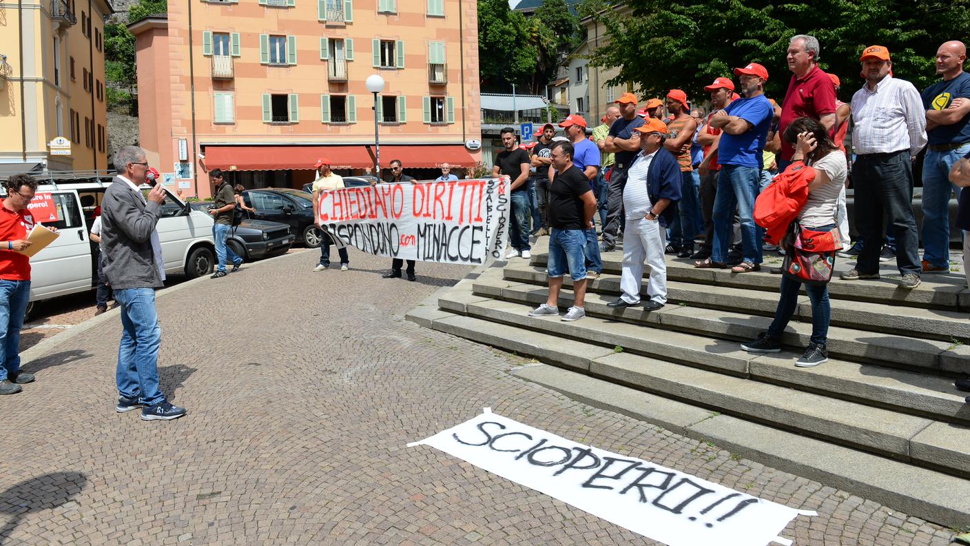Cavisti davanti a Palazzo a Bellinzona