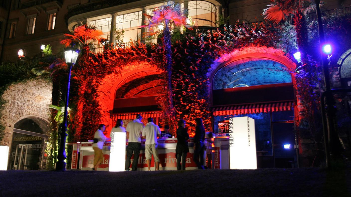 La facciata illuminata del Grand Hotel di Locarno nel suo ultimo anno di apertura, il 2005