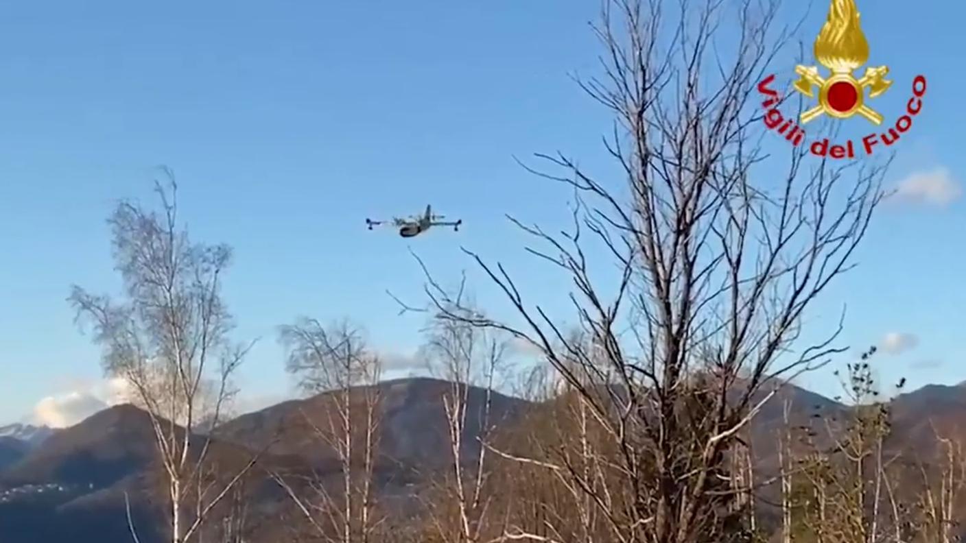 In azione due Canadair della flotta aerea nazionale italiana