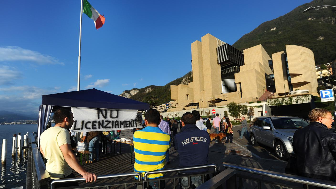 Dipendenti protestano davanti al Casinò di Campione