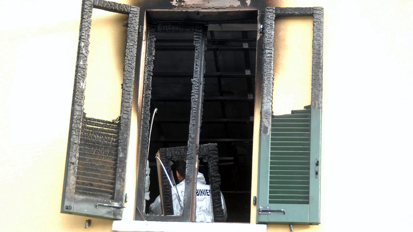 Un particolare esterno dell'appartamento dato alle fiamme