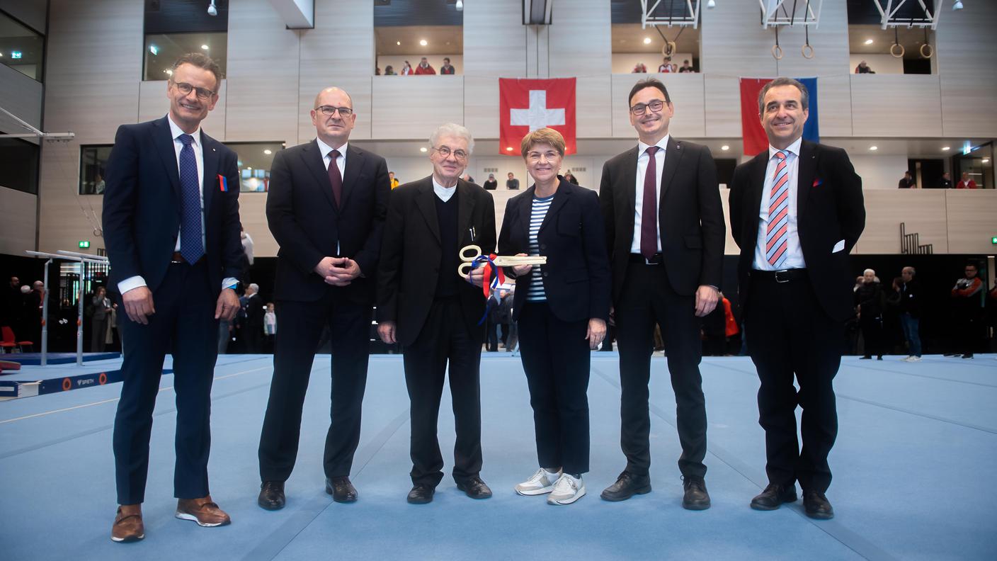 Da sinistra Matthias Remund (direttore dell'Ufficio federale dello sport), Pierre Broye (direttore dell'Ufficio federale delle costruzioni e della logistica), l'architetto Mario Botta, la consigliera Federale Viola Amherd, il consigliere di Stato Raffaele De Rosa e il direttore del CST Bixio Caprara