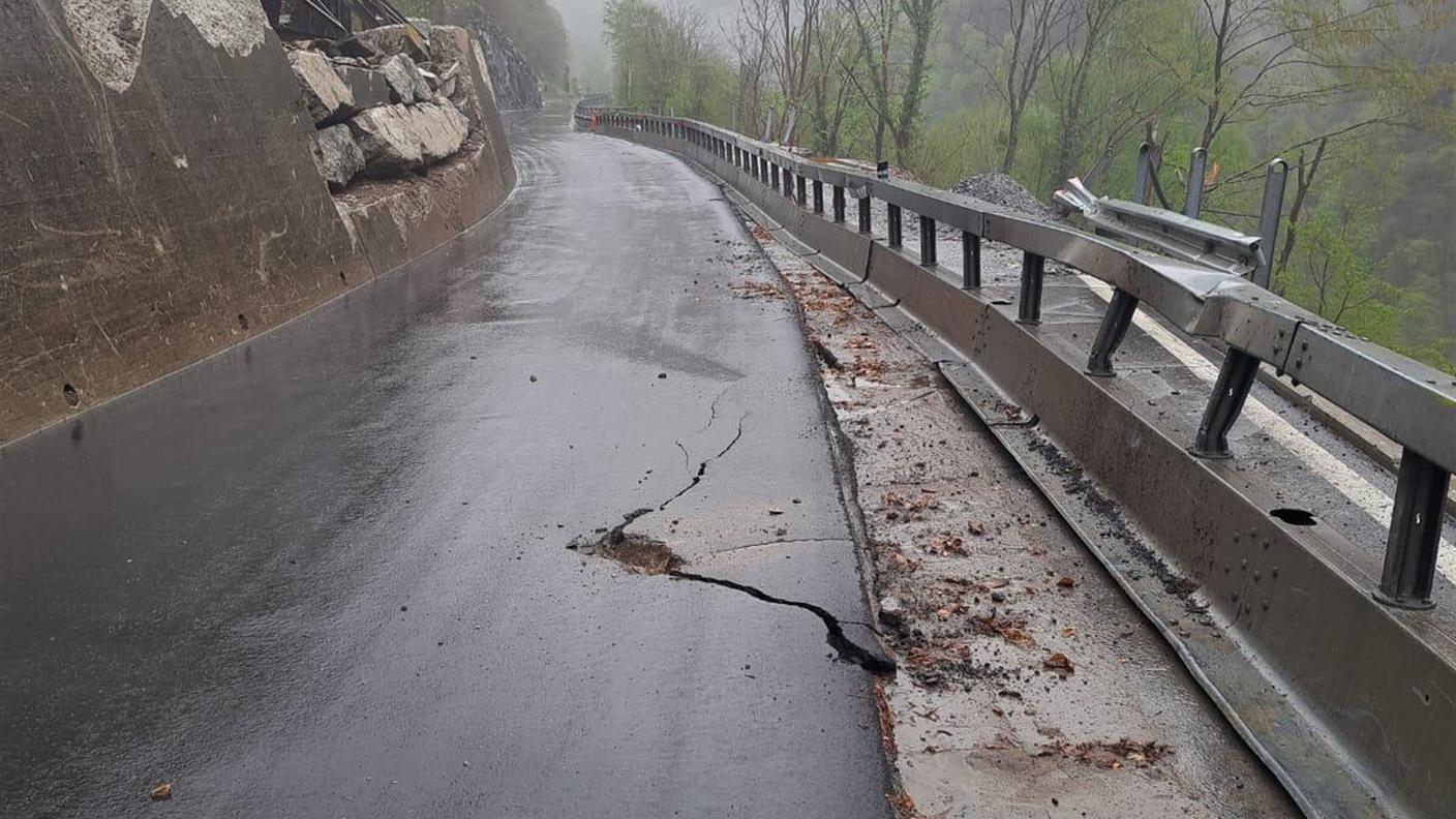 I massi hanno causato alcuni danni alla strada e a un veicolo