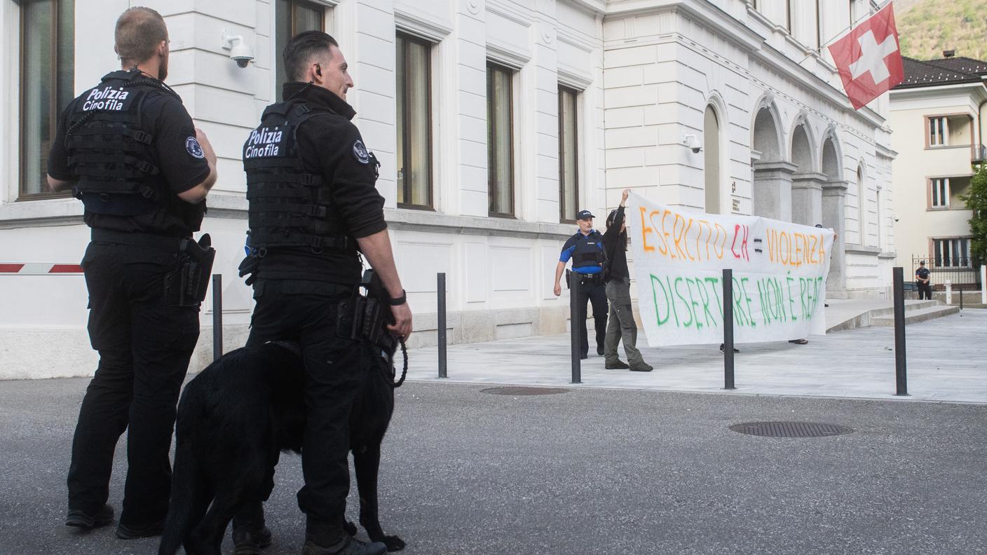 Una protesta andata in scena davanti alla sede del Tribunale penale federale a Bellinzona