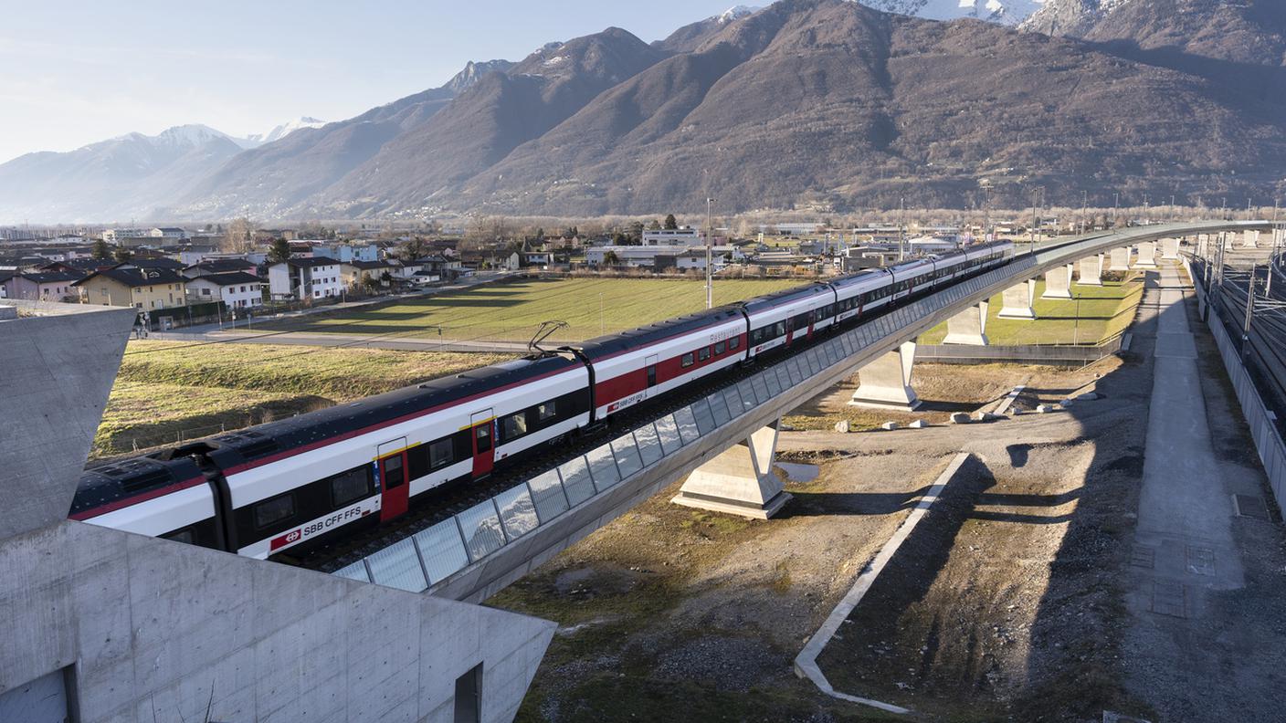 Un treno Giruno appena uscito dalla galleria di base del Monte Ceneri