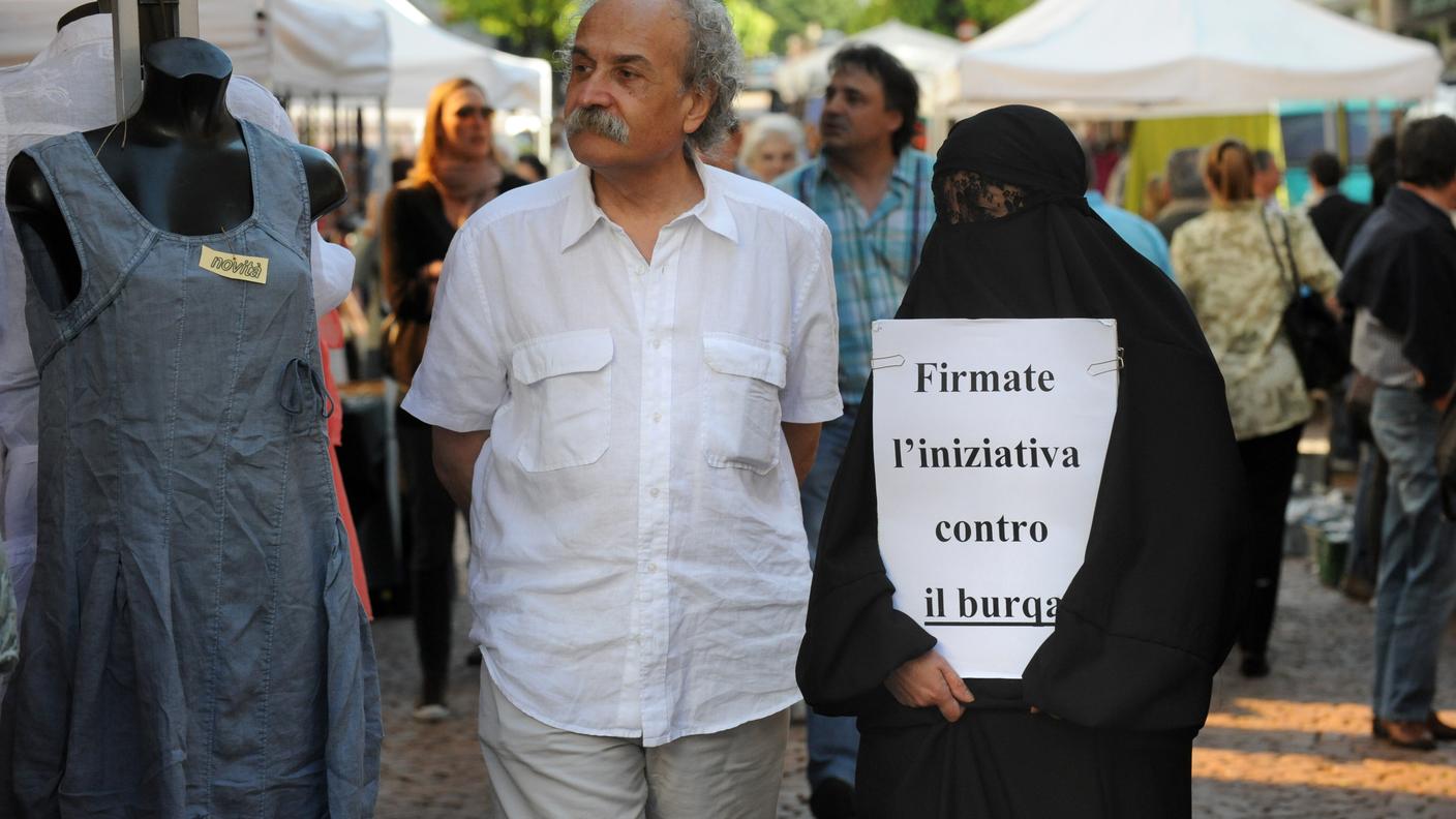 Giorgio Ghiringhelli, membro del comitato d'iniziativa, nel periodo della raccolta delle firme